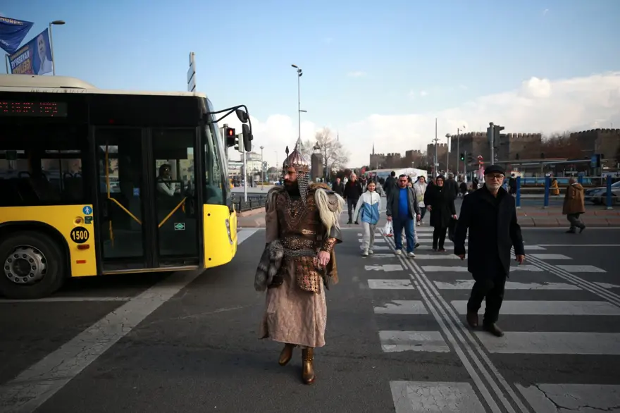 Giydiği kıyafeti çizme, yüzük, kılıç kınıyla tamamlıyor: 33 yaşındaki Gezer alp kıyafetliyle ilgi çekiyor 9