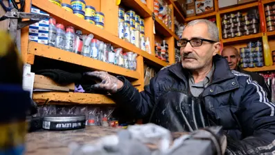 Bedensel engelli baba, ayakkabı boyacılığı yaparak 7 çocuğunu büyüttü