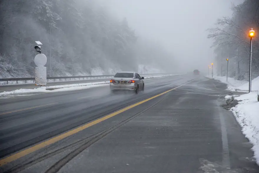 Bolu Dağı geçişinde kar yağışı 8