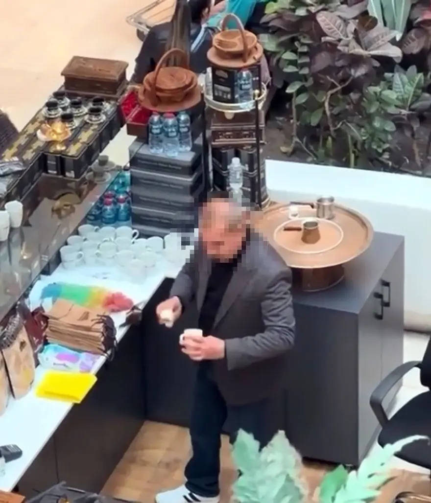 Edirne'de skandal hareket! Kahve fincanlarını tükürerek temizledi 2