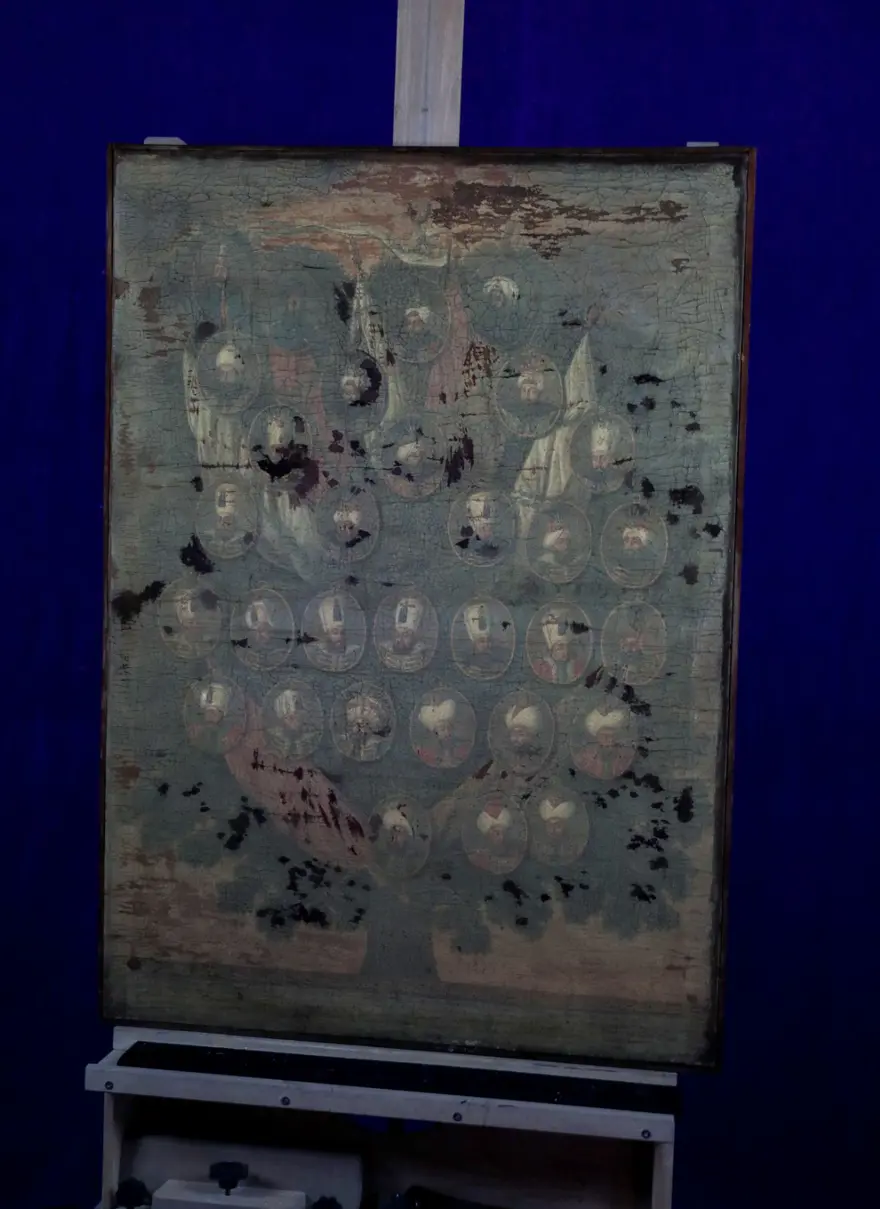 Topkapı Sarayı'nın deposundaki tablolara bakım 5