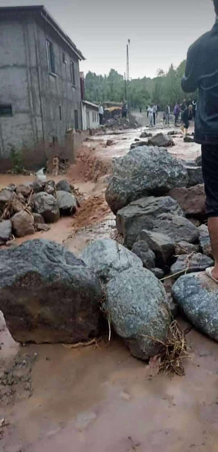 Kars'ta sağanak sele dönüştü: Dev kayalar yolları kapattı 2