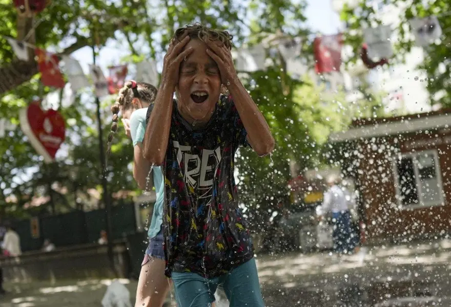 AKOM'dan 'dışarı çıkmayın' uyarısı: Sıcaklıklar artmaya devam ediyor (Bugün hava nasıl olacak?) 