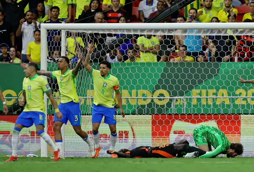 Galatasaraylı futbolcu Davinson Sanchez'in korku dolu anları: Kafa kafaya çarpıtı, bilinç kaybı yaşadı 4