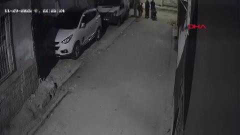 Adana'da başını otomobile çarptığı çocuğu yere fırlattı