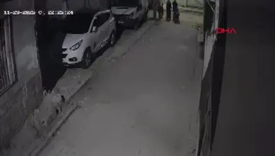 Adana'da başını otomobile çarptığı çocuğu yere fırlattı