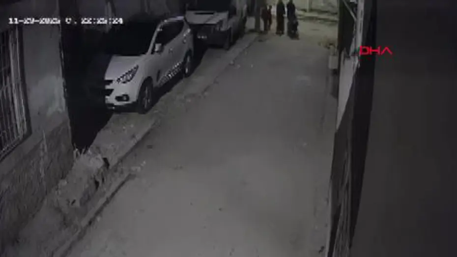 Adana'da başını otomobile çarptığı çocuğu yere fırlattı