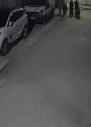 Adana'da başını otomobile çarptığı çocuğu yere fırlattı