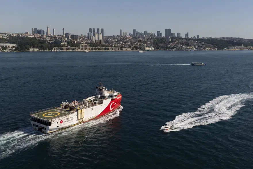 Oruç Reis Gemisi İstanbul Boğazı'ndan geçti 2