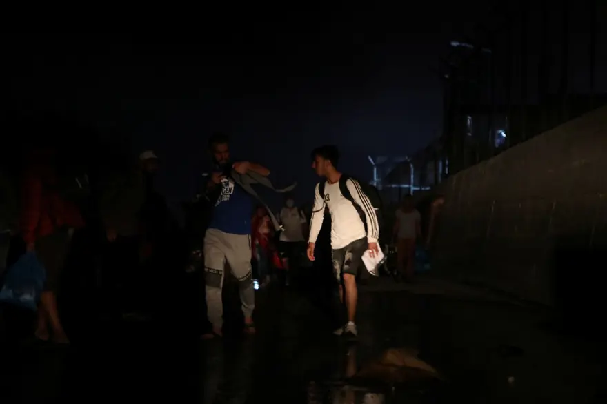 Midilli'deki sığınmacı kampı kül oldu 5 Midilli'deki sığınmacı kampı kül oldu 5