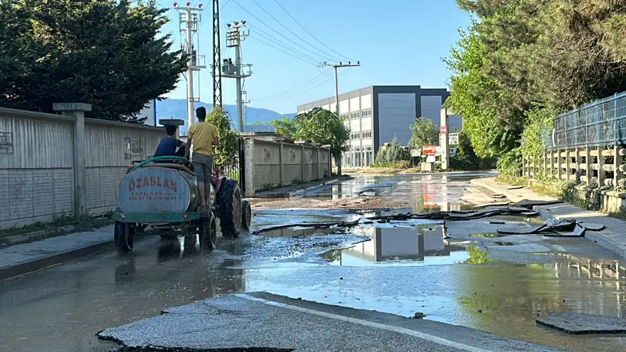 Düzce'de sel suları asfaltı yerinden söktü 4 Düzce'de sel suları asfaltı yerinden söktü 4