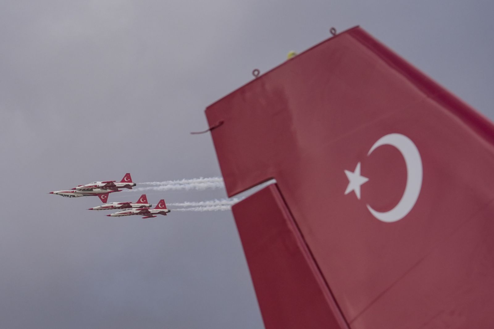 Türk Yıldızları'ndan TEKNOFEST KKTC'de gösteri uçuşu