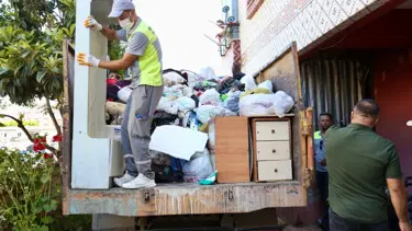 Antalya'da kötü koku ekipleri harekete geçirdi: 8 kamyon çöp çıktı