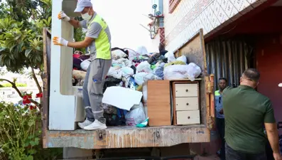 Antalya'da kötü koku ekipleri harekete geçirdi: 8 kamyon çöp çıktı