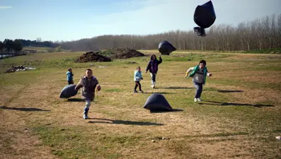 Meriç Nehri kıyısında çöp poşetinden uçurtma