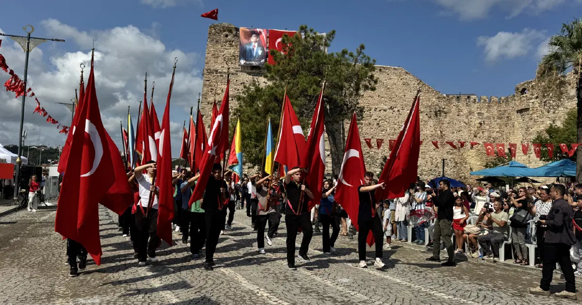 Siyasilerden 30 Ağustos mesajları. "Milletimizin esareti kabul etmeyeceğinin simgesi"