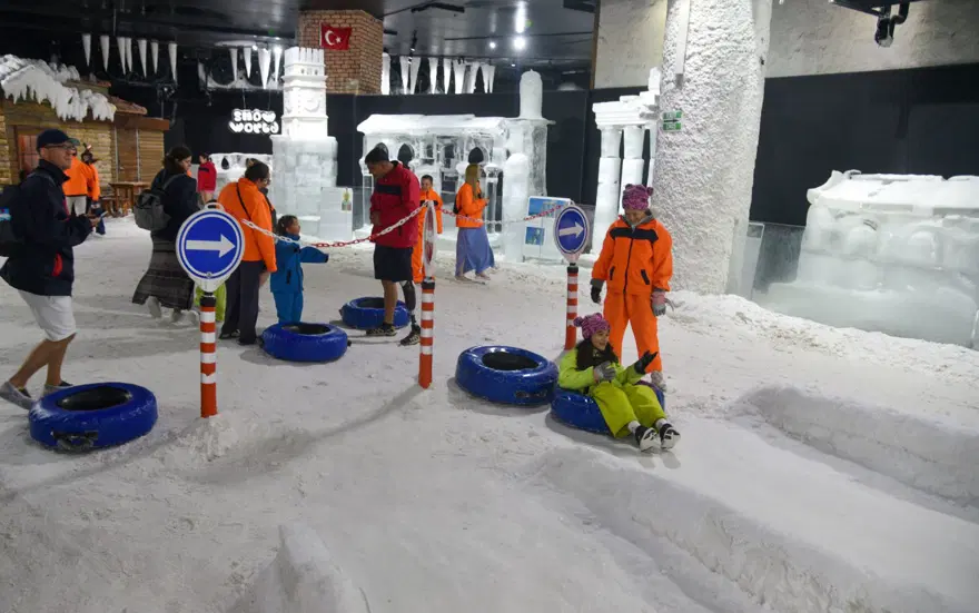 40 derece sıcaktan bunalan soluğu orada alıyor: Eksi 2 derecelik "kar odası" 2 40 derece sıcaktan bunalan soluğu orada alıyor: Eksi 2 derecelik "kar odası" 2