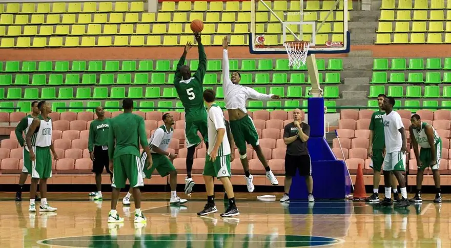 NBA yıldızları çocuklarla buluştu 2