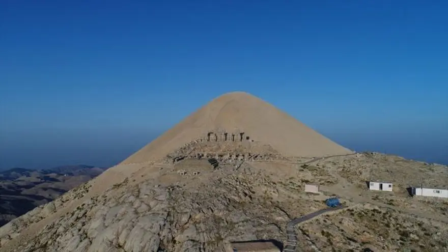 nemrut dağı, nemrut heykelleri, nemrut heykelleri nerede, nemrut dağı milli parkı, güneşin doğuşunun ve batışının en güzel olduğu yerler, adıyaman gezilecek yerler, seyahat, gezi, tatil 18