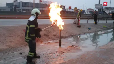 Kocaeli'de zeminden çıkan gaz alev alev yandı