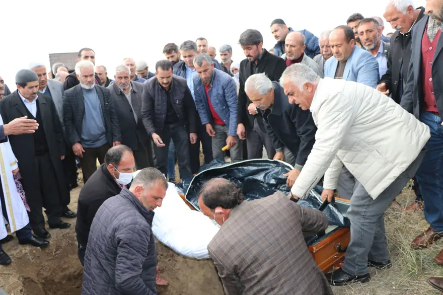 Kuduzdan hayatını kaybeden çocuğa veda 4