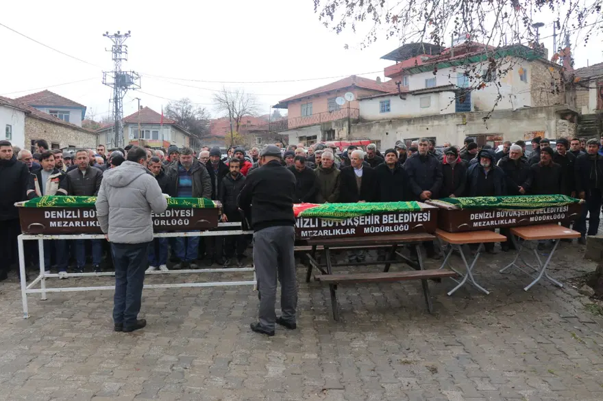 Denizli'de korkunç kaza: Aynı aileden 3 kişi öldü 7 Denizli'de korkunç kaza: Aynı aileden 3 kişi öldü 7