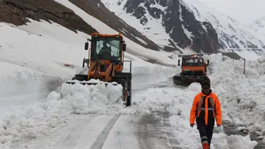 Nisan'da yağan kar Ovit geçidini kapattı