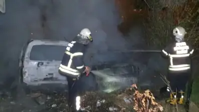 Alkollü şahsın ısınmak için yaktığı ateş iki arabayı yaktı