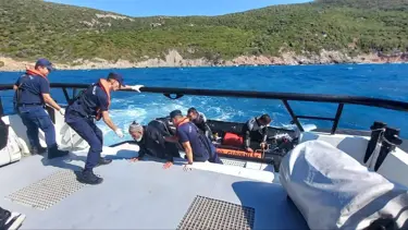 İzmir açıklarında 26 düzensiz göçmen yakalandı