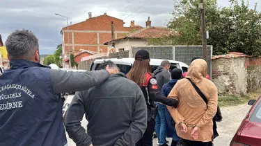 Aynı evden 15 kaçak göçmen ve 4 FETÖ şüphelisi çıktı