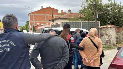 Aynı evden 15 kaçak göçmen ve 4 FETÖ şüphelisi çıktı