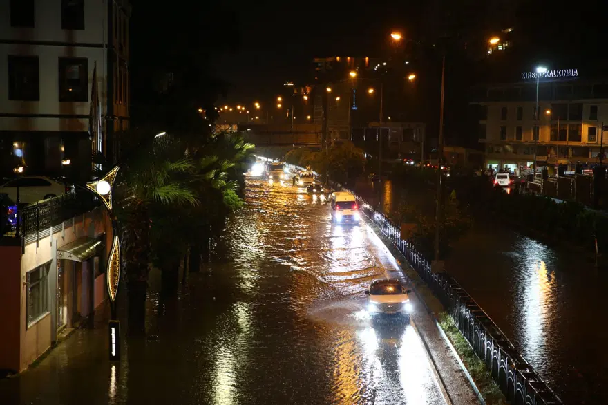 Kuvvetli sağanak birçok ilde hayatı felç etti: Sele kapılan 3 kişi hayatını kaybetti, 1 bebek kayıp 23