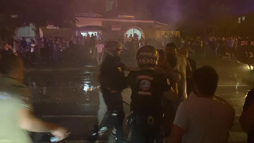 Kayseri'de 7 yaşındaki çocuğa taciz gerginliği: Araçları ters çevirip, iş yerlerini ateşe verdiler 1 Kayseri'de 7 yaşındaki çocuğa taciz gerginliği: Araçları ters çevirip, iş yerlerini ateşe verdiler 1