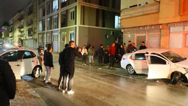 Antalya'da iki otomobil sokak keşiminde çarpıştı: 2 yaralı