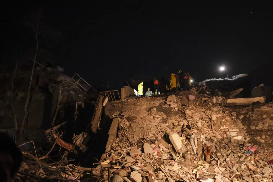 Enkaz altındakiler için zamana karşı yarış 123