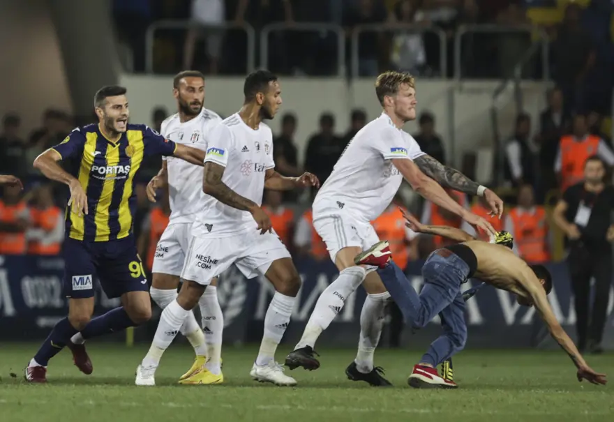 Ankaragücülü taraftar Beşiktaşlı futbolculara saldırdı: Beşiktaş yönetimi, Souza'nın kırmızı kartının iptalini istiyor 3
