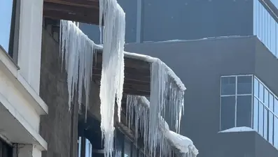 Yüksekova'da dereler dondu: Buz sarkıtlarının boyu 2 metreyi geçti