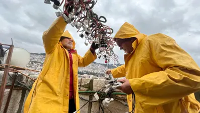 Osmanlı Devleti'nde ilk defa Sultanahmet Camisi'ne asılmış: 70 metre yükseklikte "mahya" mesaisi