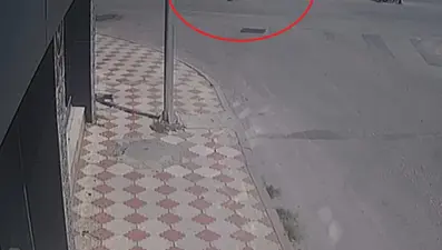 Otomobil, elektrikli bisiklete çarptı