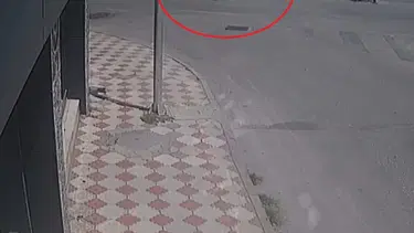 Otomobil, elektrikli bisiklete çarptı