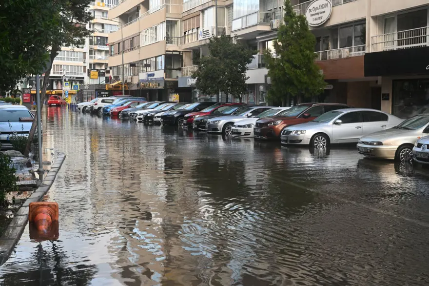 İzmir'i sağanak ve fırtına vurdu: Kıyı şeridi su altında! 8