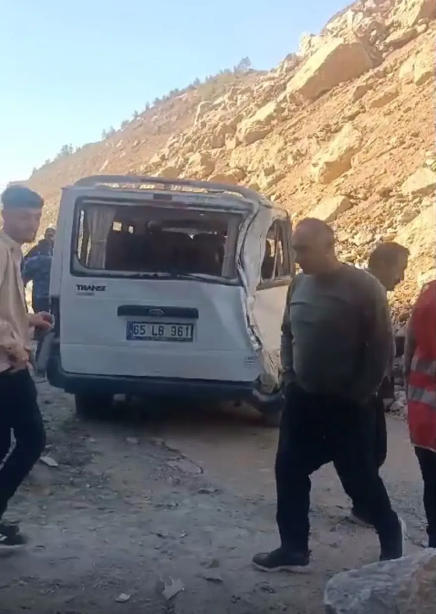 Hakkari'de faciadan dönüldü: Minibüsün üzerine kaya parçaları düştü 5