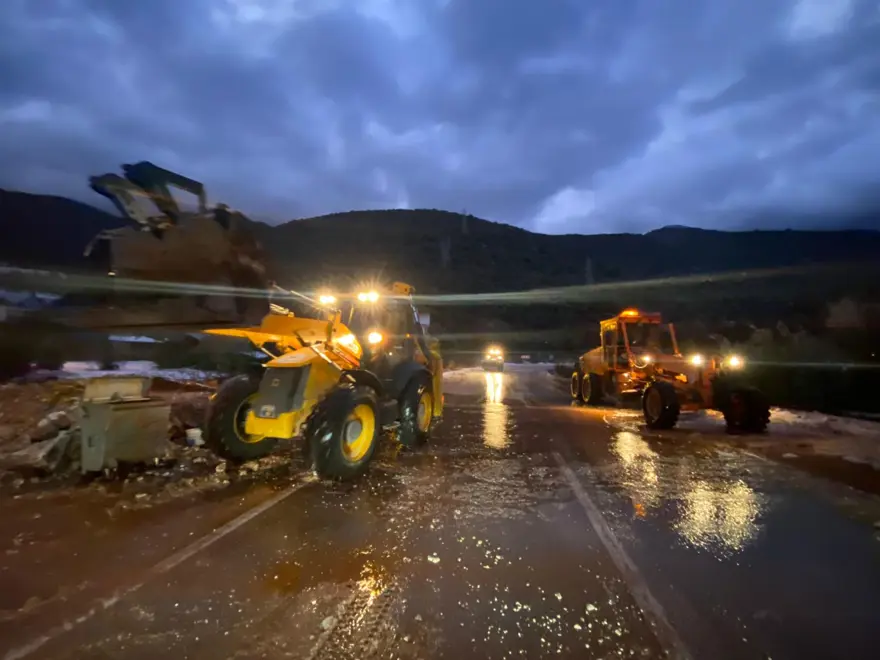Antalya'da sel ve dolu: Yollar kapandı, sahiller çamur rengine döndü 22