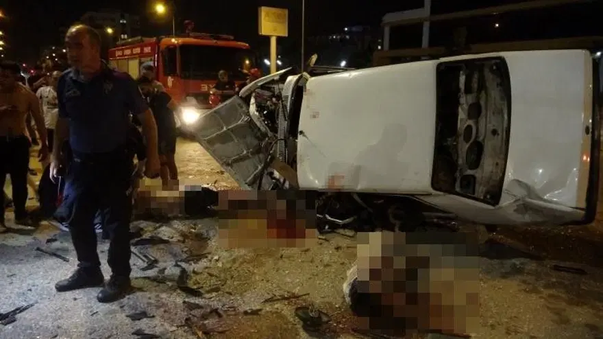 Antalya'da otomobiller kafa kafaya çarpıştı: Ortalık savaş alanına döndü 9 Antalya'da otomobiller kafa kafaya çarpıştı: Ortalık savaş alanına döndü 9