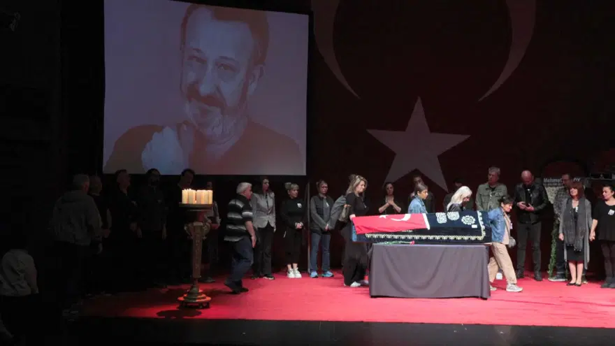 Usta oyuncu Naşit Özcan son yolculuğuna uğurlandı 2 Usta oyuncu Naşit Özcan son yolculuğuna uğurlandı 2