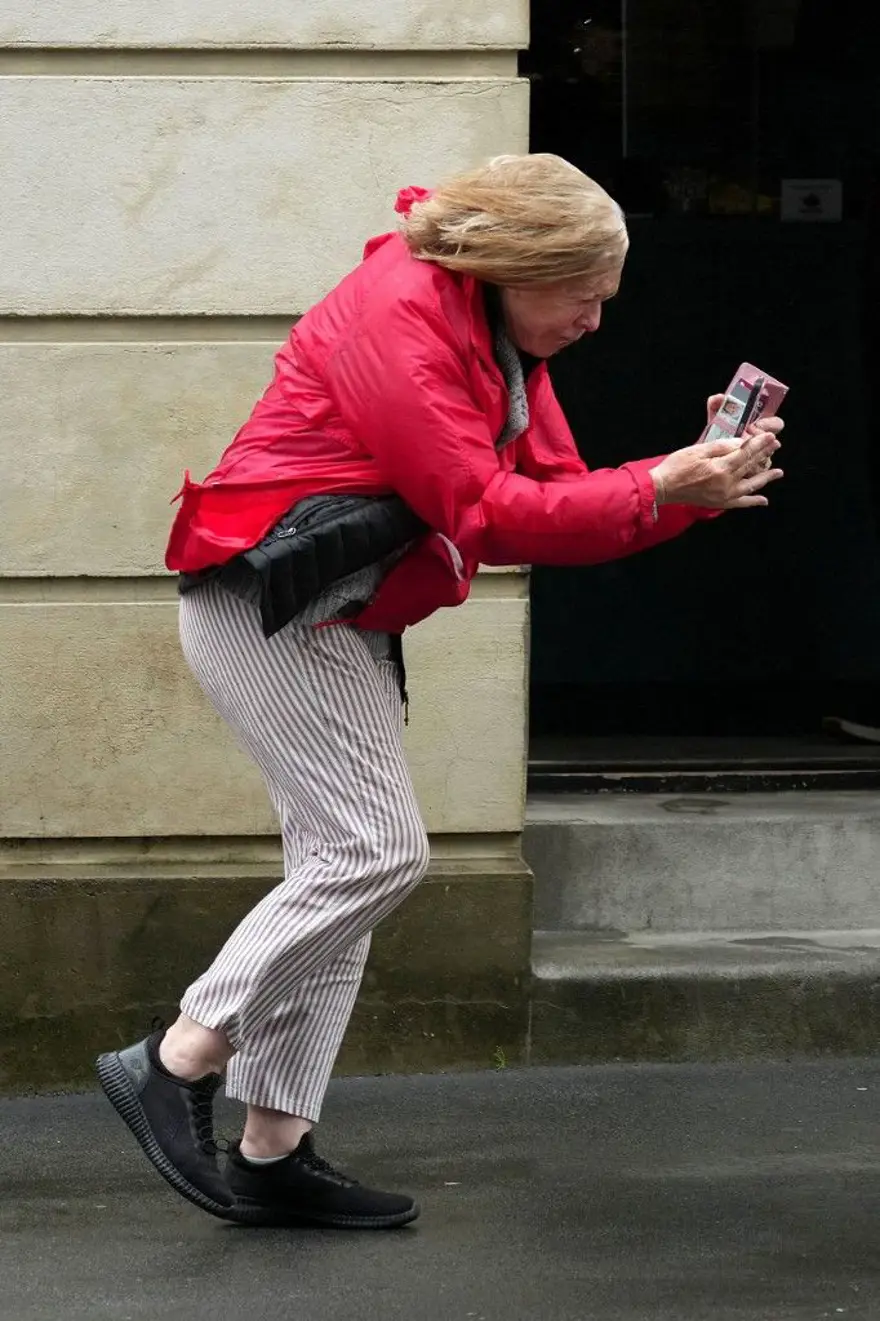 Yeni Zelanda'da uçuran fırtına: OHAL ilan edildi 3 Yeni Zelanda'da uçuran fırtına: OHAL ilan edildi 3