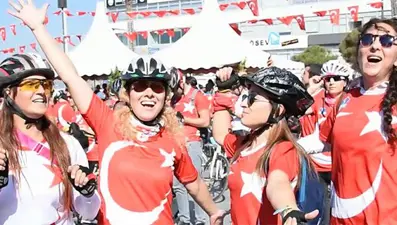 İzmirliler Bisan eşliğinde bisikletleriyle cumhuriyet turu attı