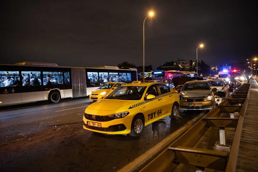 15 Temmuz Şehitler Köprüsü'nde zincirleme kaza: 7 araç birbirine girdi 5