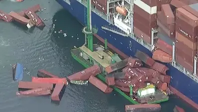 Onlarca konteyner denize düştü