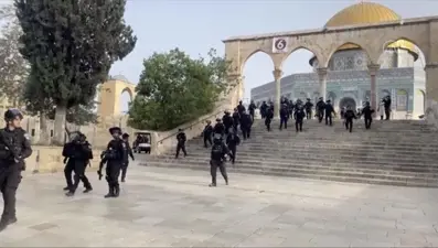 İsrail polisi Mescid-i Aksa'ya baskın düzenledi
